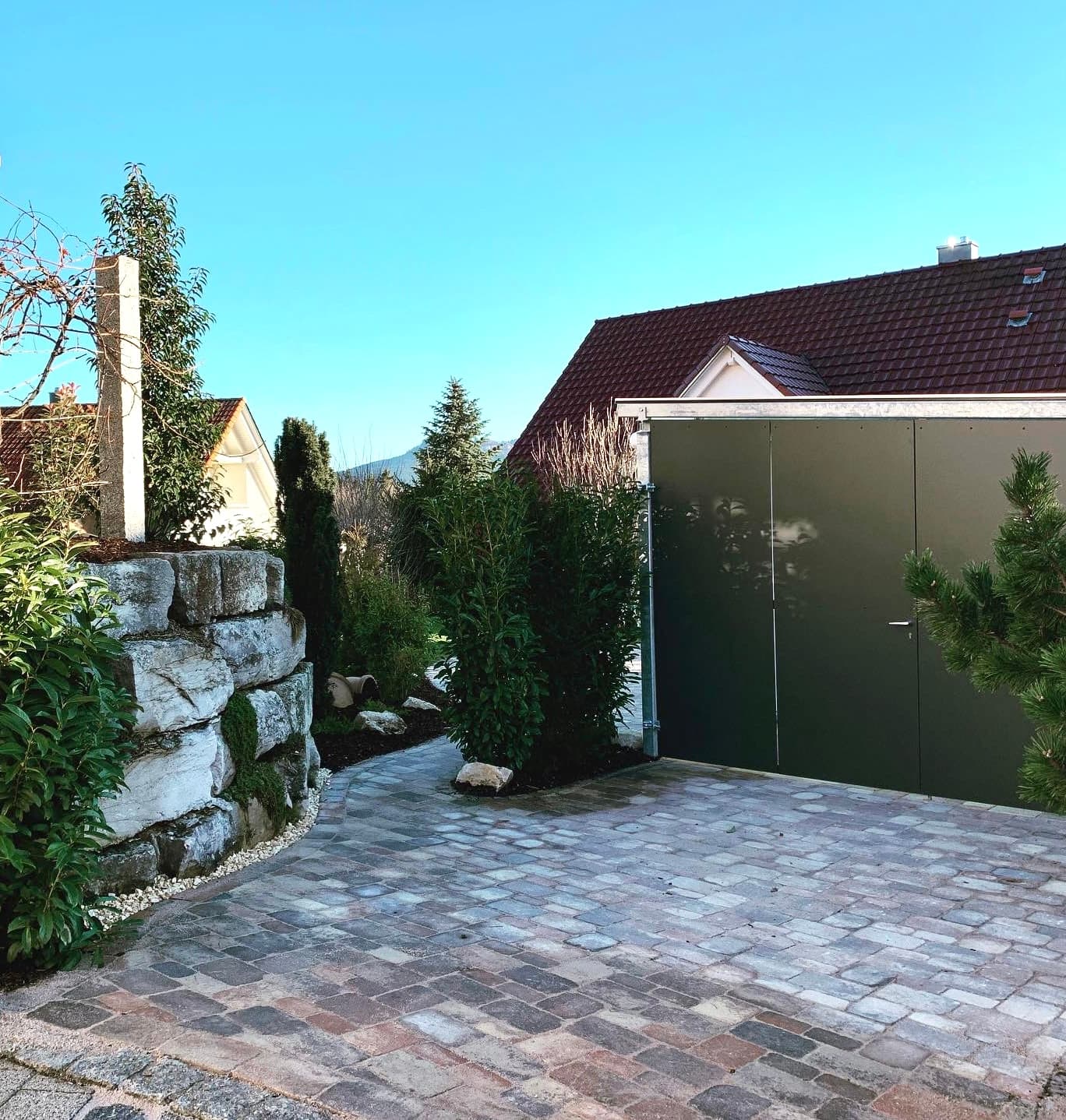 Professionell gestalteter Garten mit Terrasse vom Gartenbau Monshausen in Metzingen