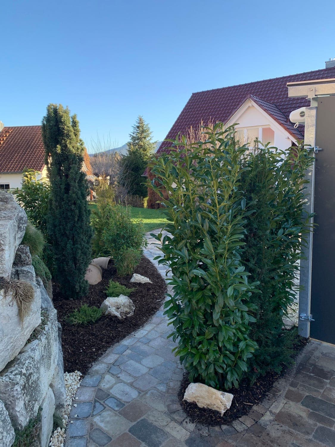 Begrünter Gartenweg mit Bepflanzung am Wegesrand