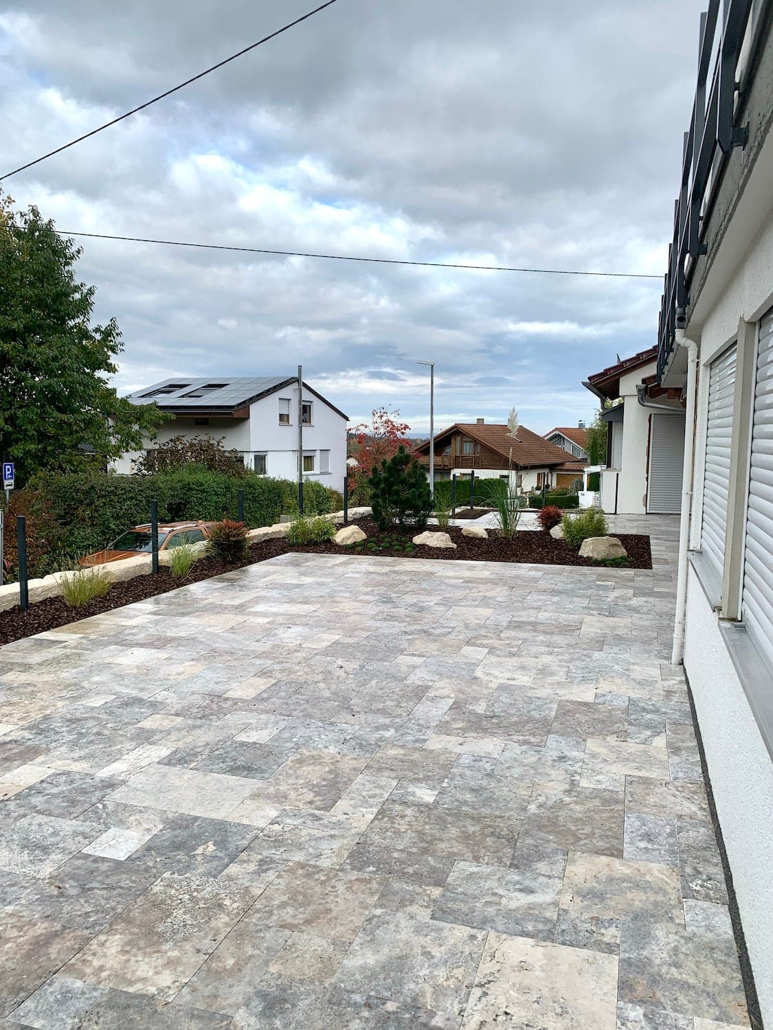 Neu gestaltete Terrasse im Garten