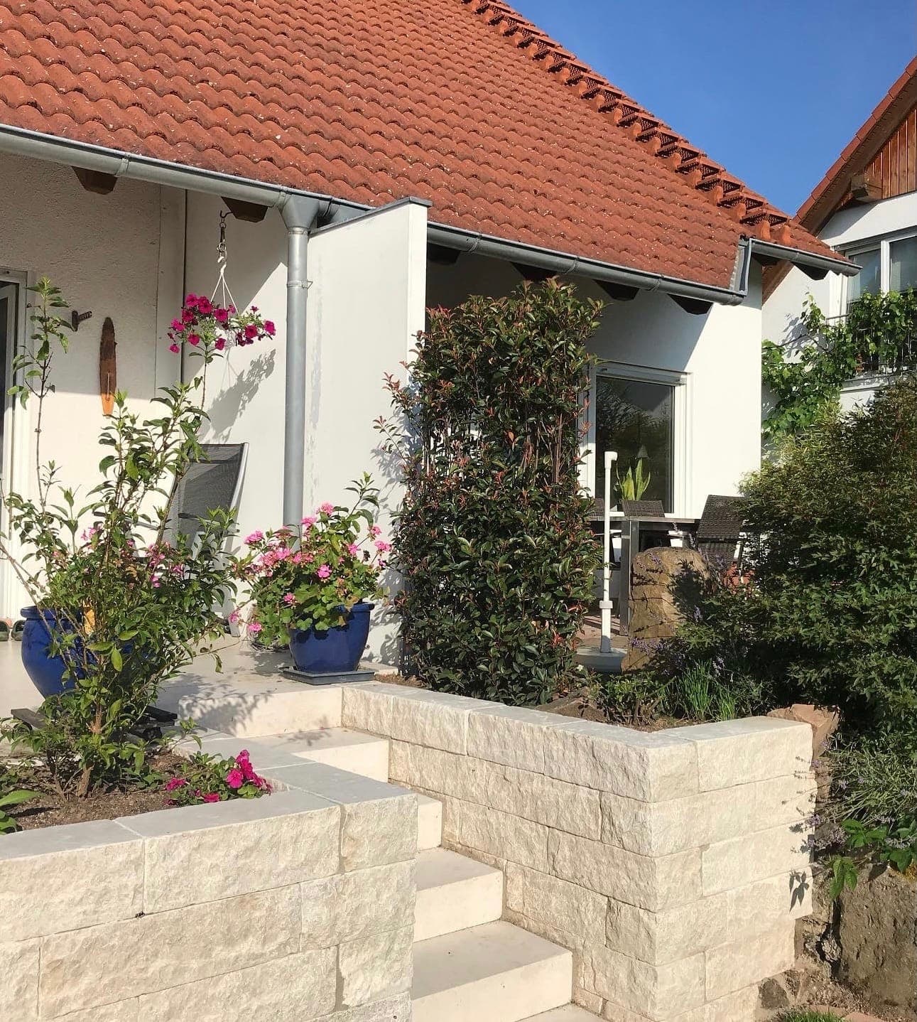 Terrasse mit Treppe und Steinarbeiten