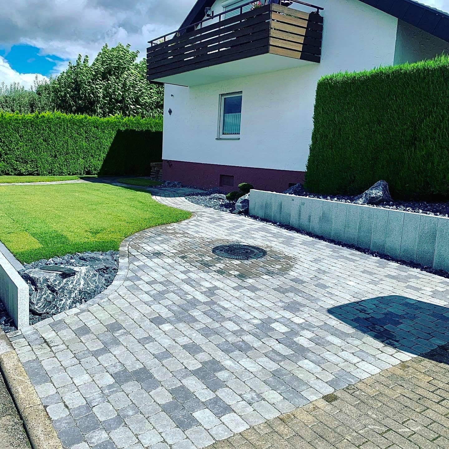 Gepflasterte Einfahrt mit angelegtem Gartenweg