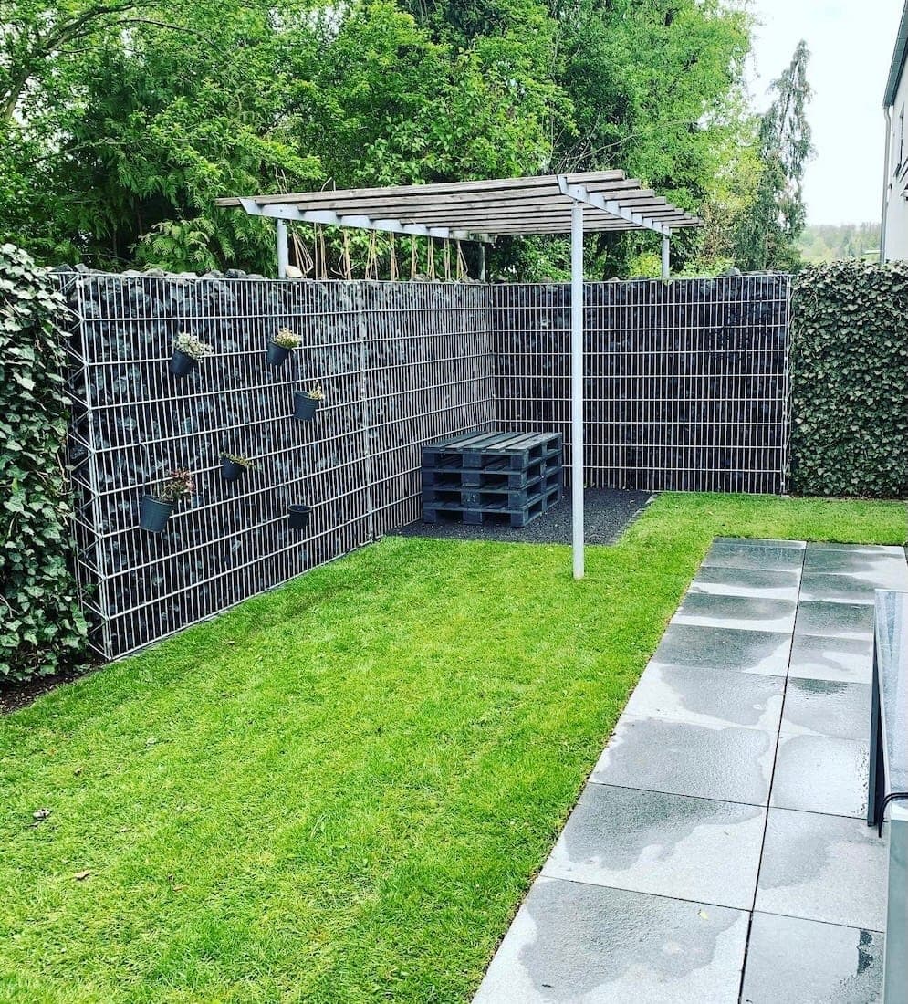 Gemütliche Sitzgelegenheit im gestalteten Garten