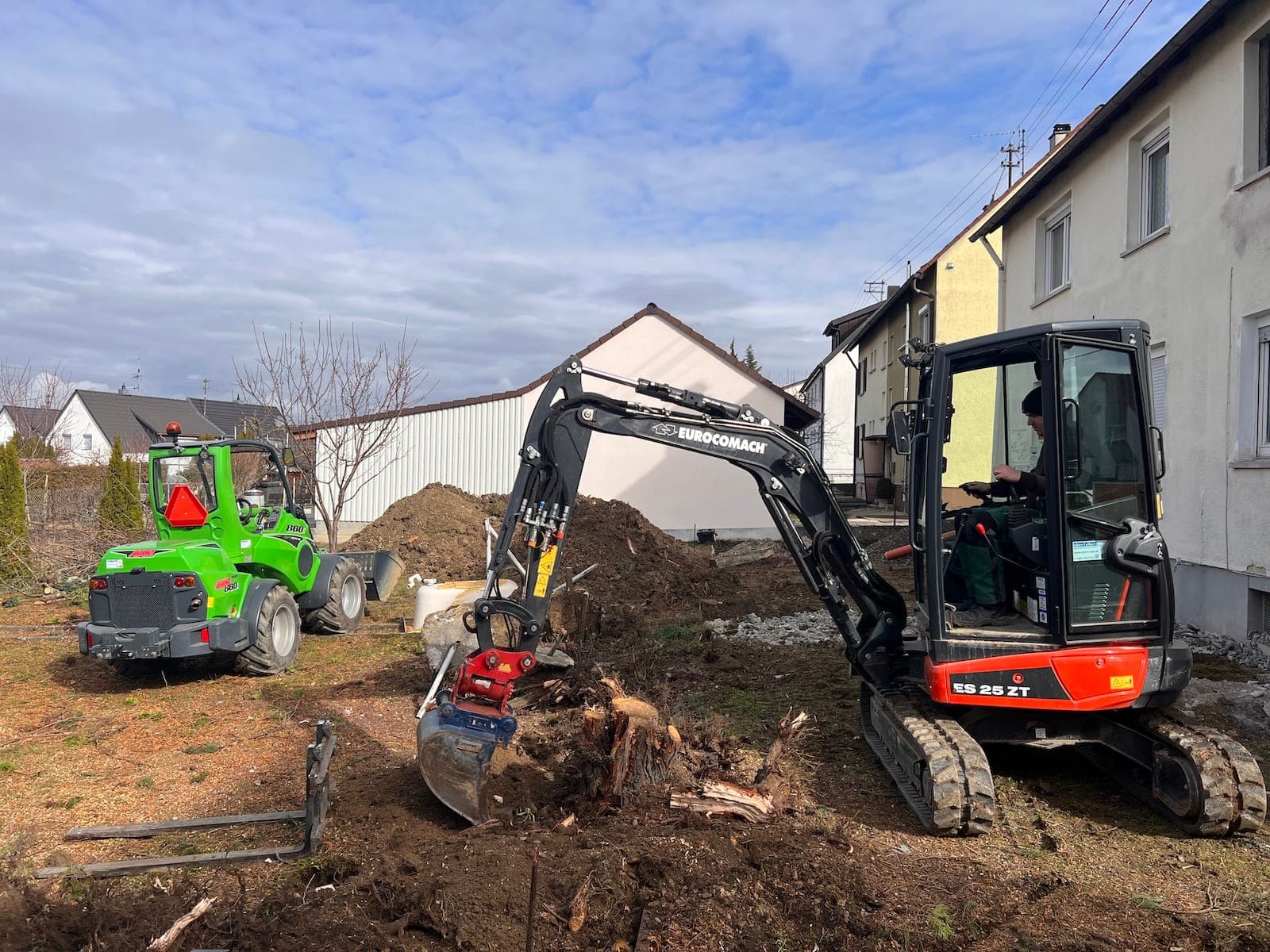 Bagger im Einsatz bei Gartenarbeiten in Metzingen